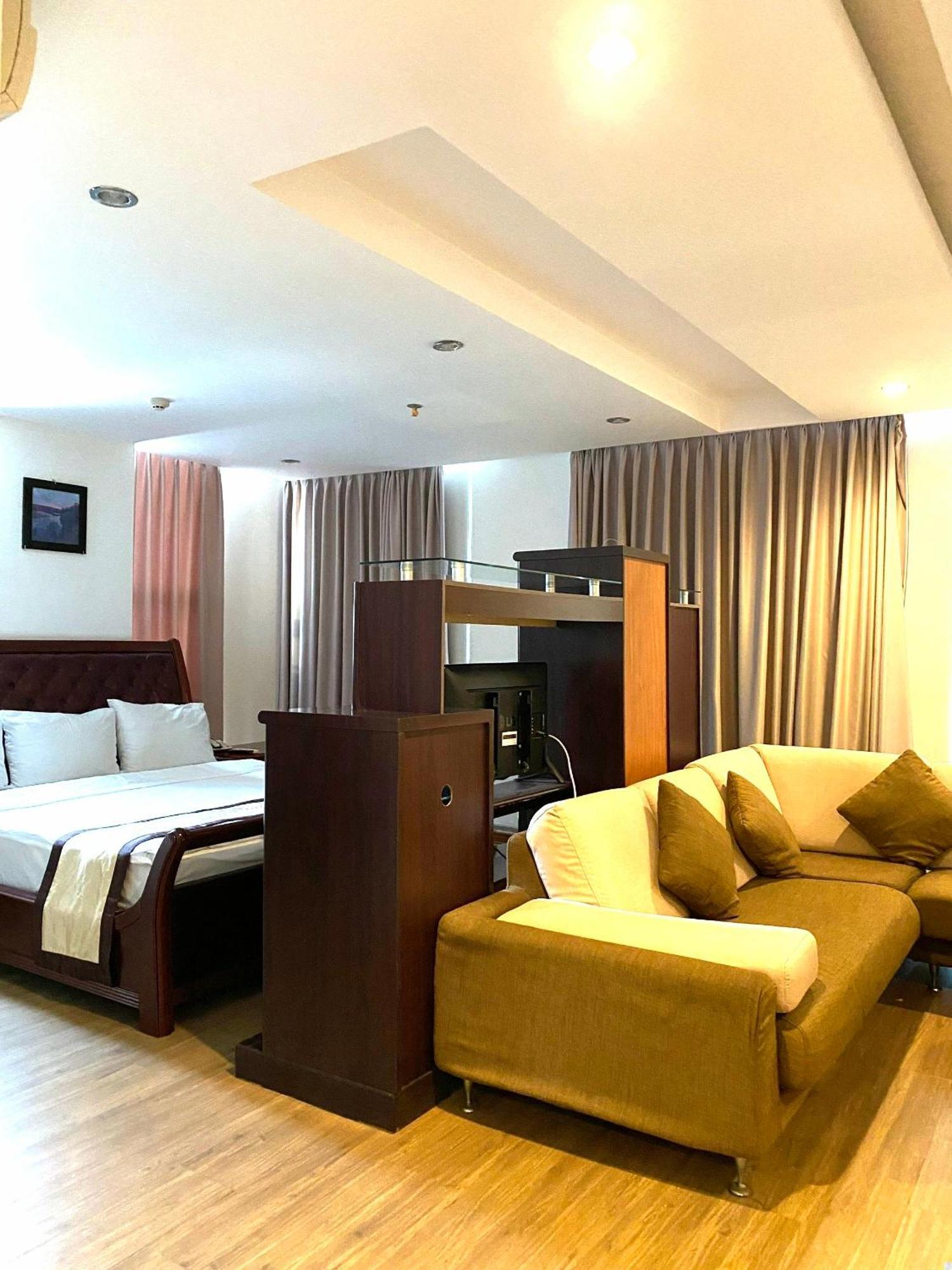 Nhat Linh Hotel & Suites Дананг Екстериор снимка